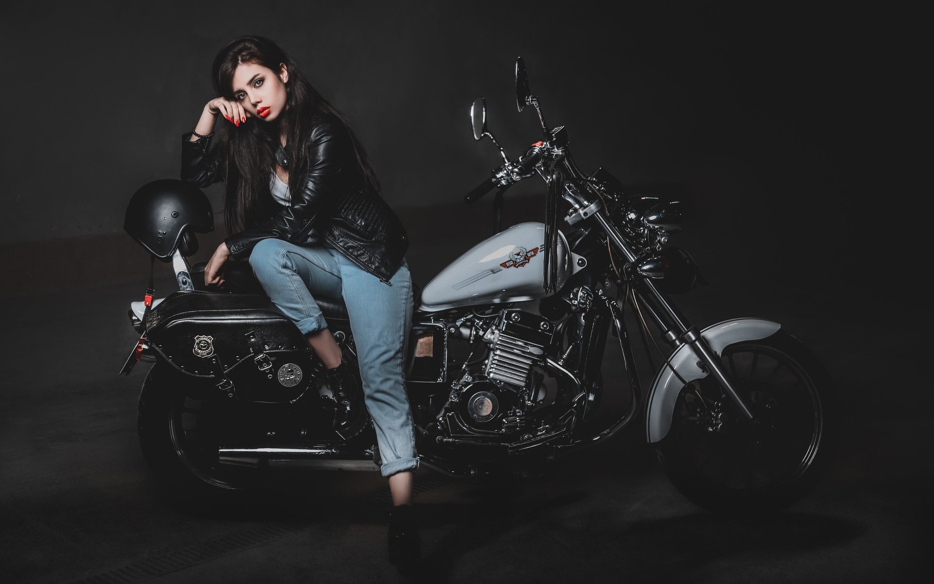 Biker girls: style and drive in Ankan