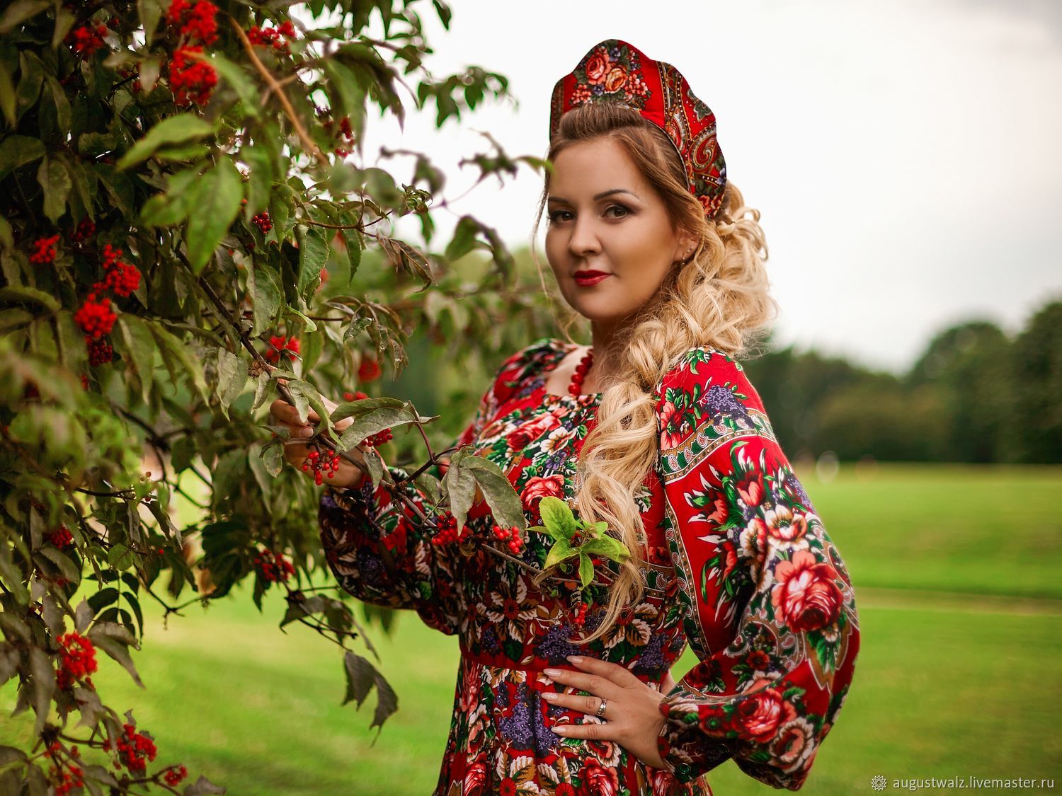 Women in Slavic costumes in Ankan