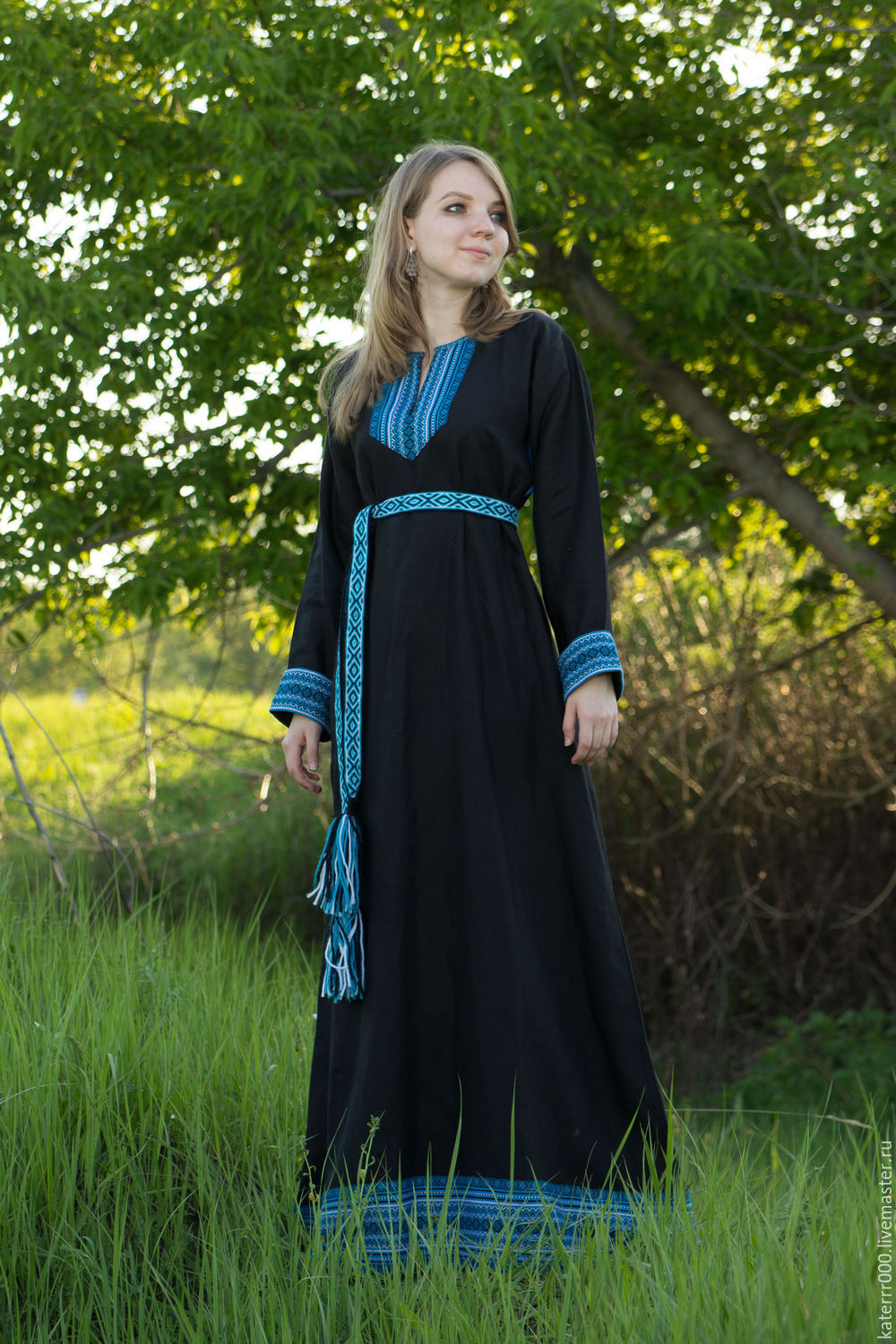 Women in Slavic costumes in Ankan