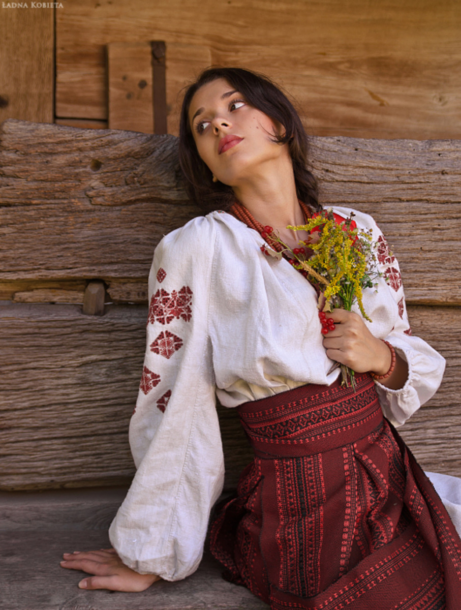 Girls in Slavic costumes in Ankan