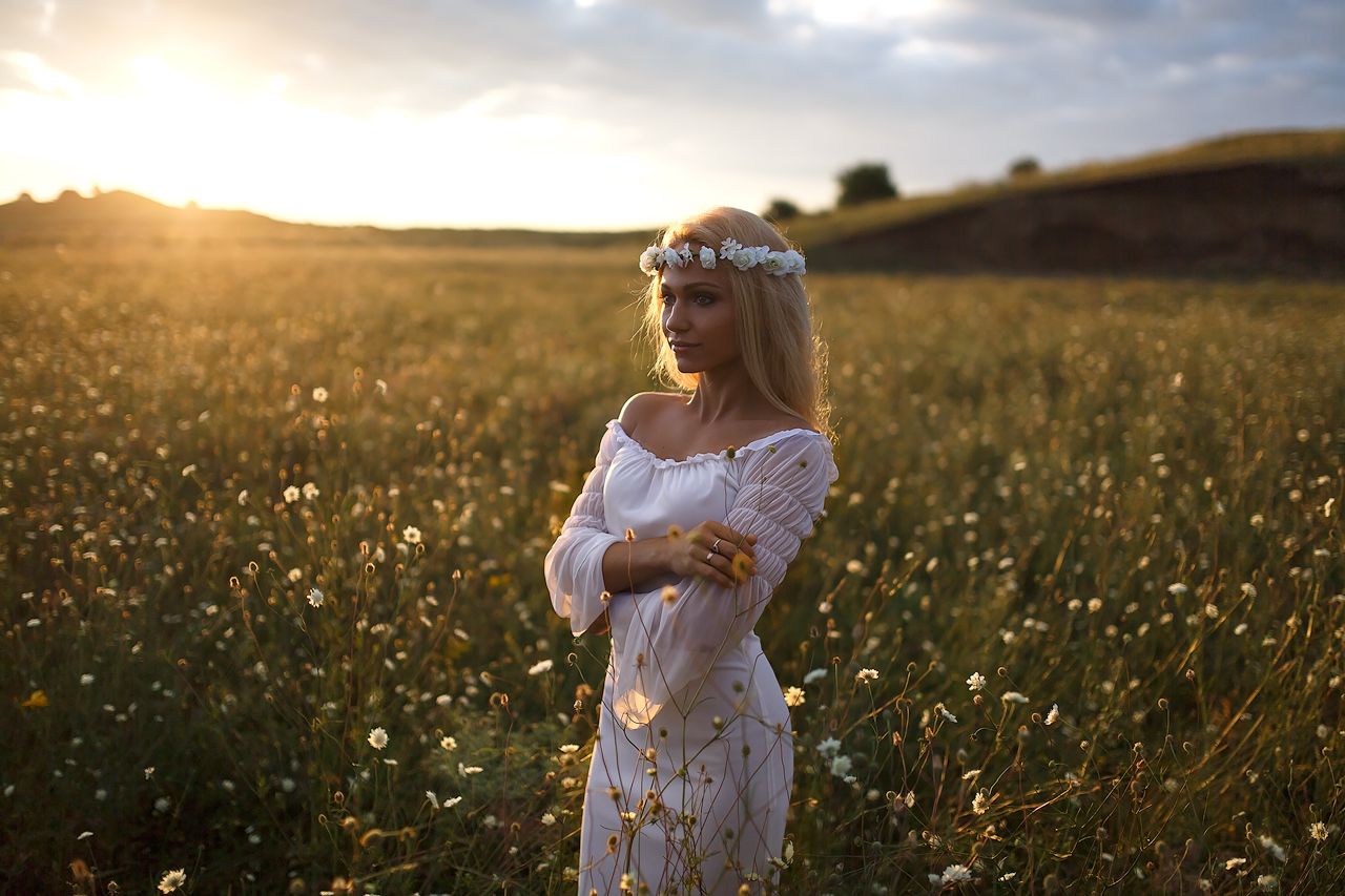 Girls in Slavic costumes in Ankan