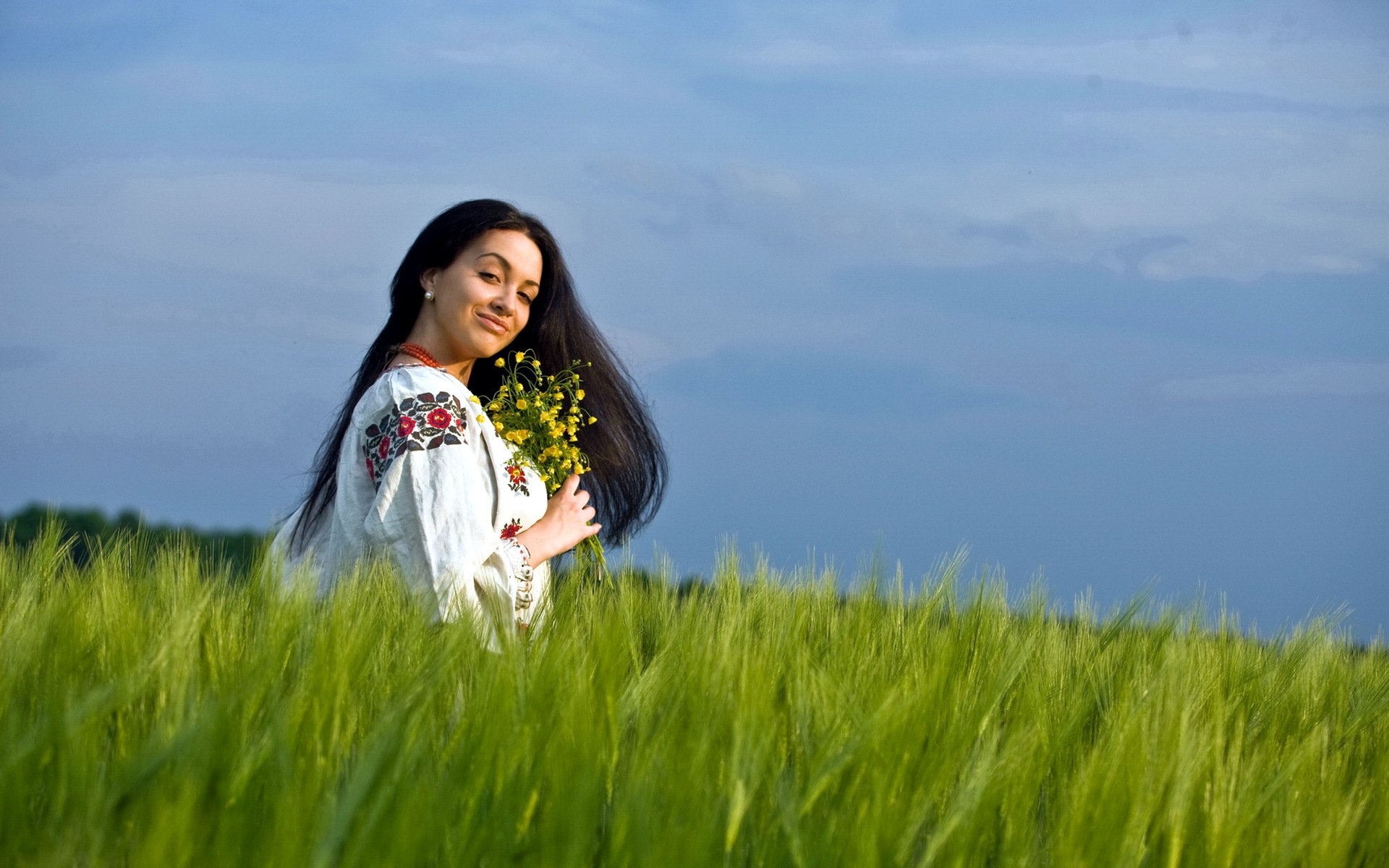 Girls in Slavic costumes in Ankan
