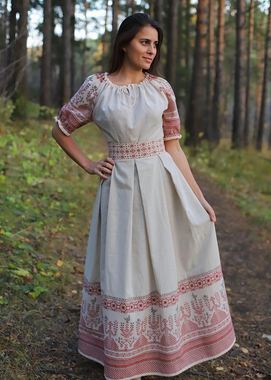 Girls in Slavic costumes in Ankan