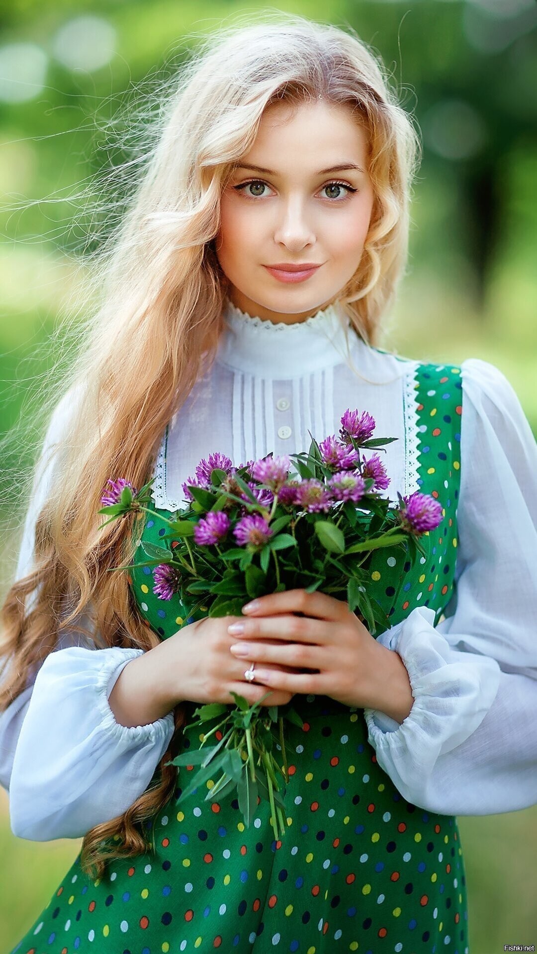 Girls in Slavic costumes in Ankan