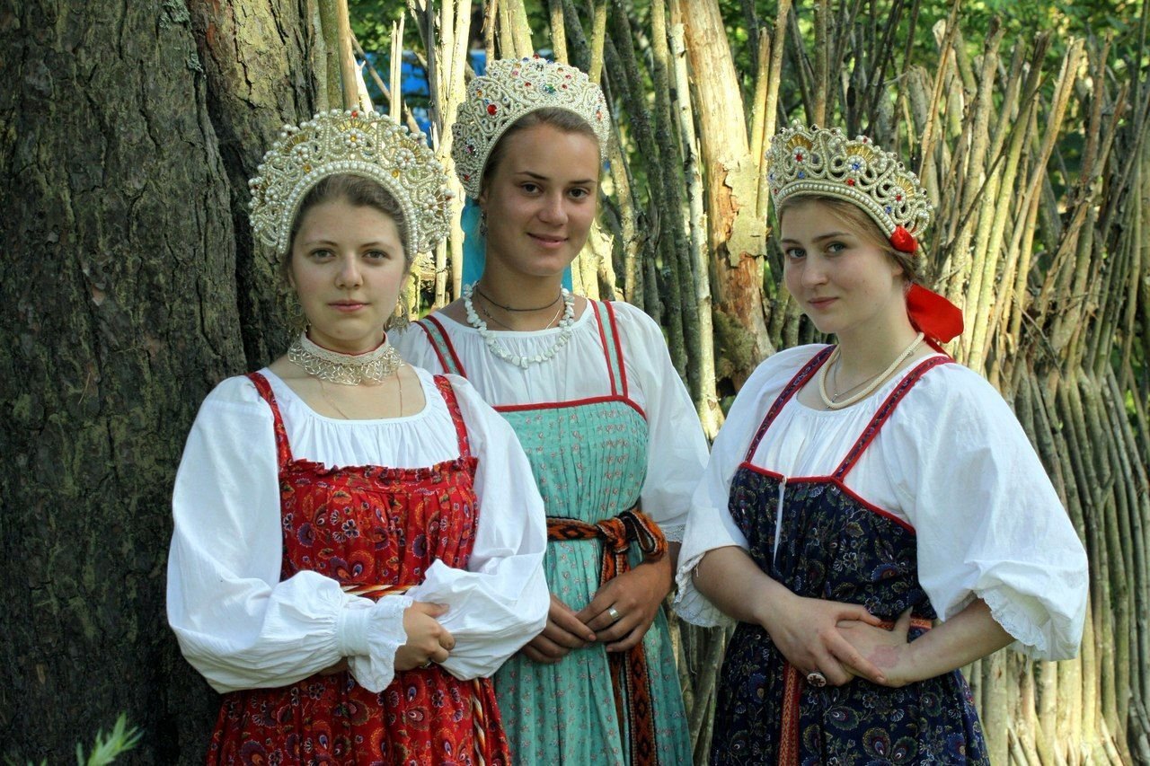 Sexy model Girls in Slavic costumes in Ankan
