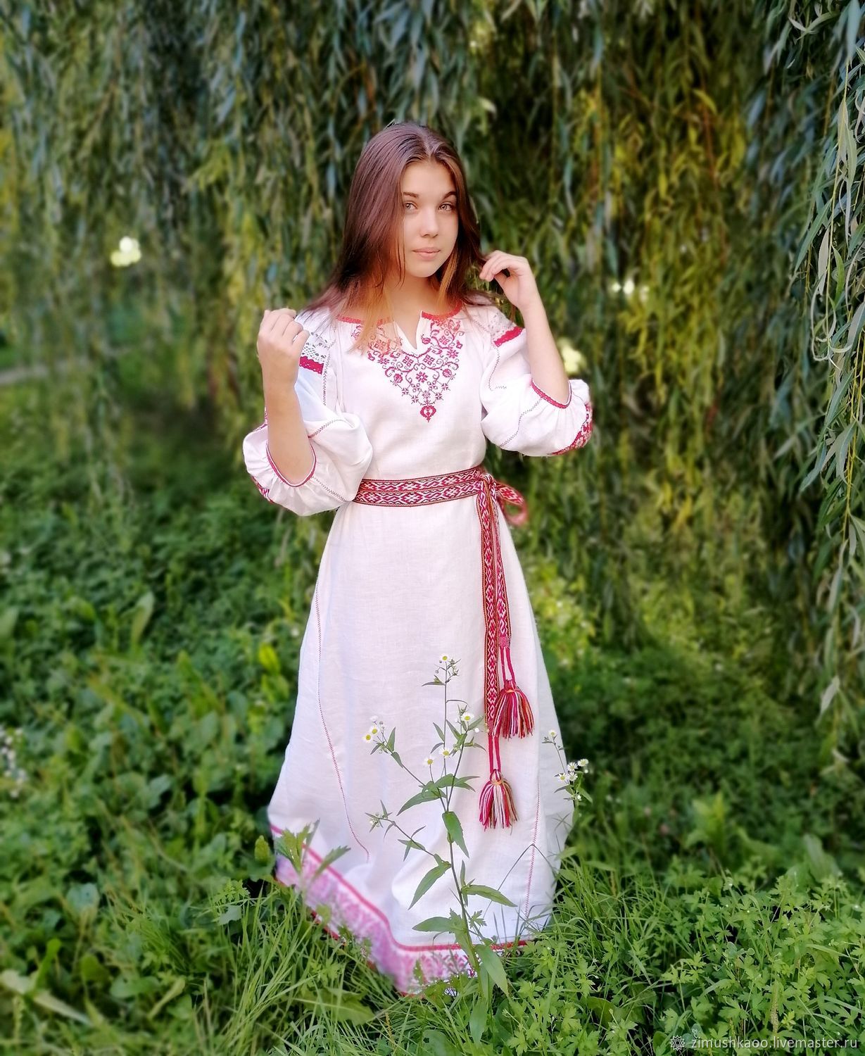 Girl Girls in Slavic costumes in Ankan